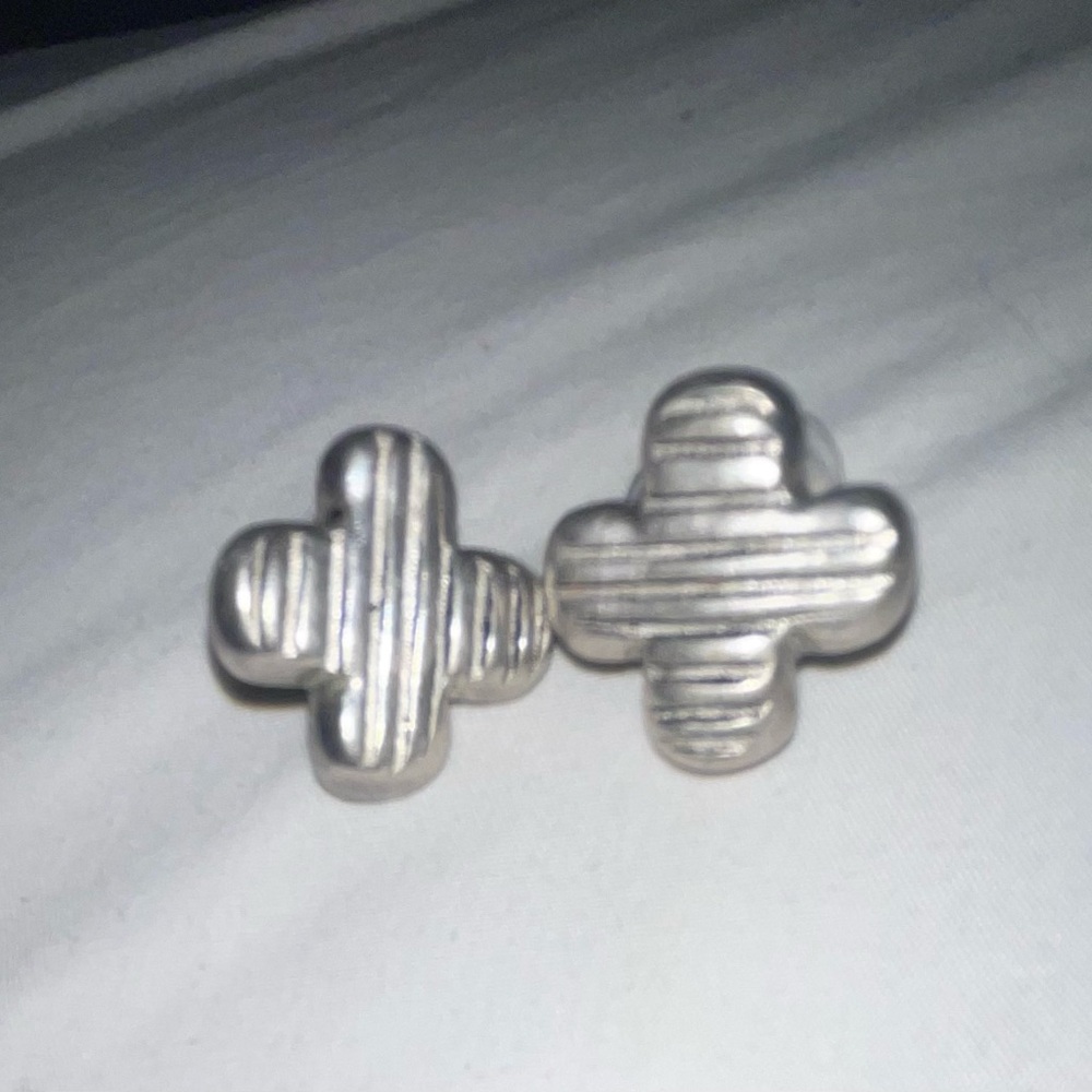 BEAUTIFUL STERLING SILVER CROSS SHAPED EARRINGS! - Picture 3 of 3
